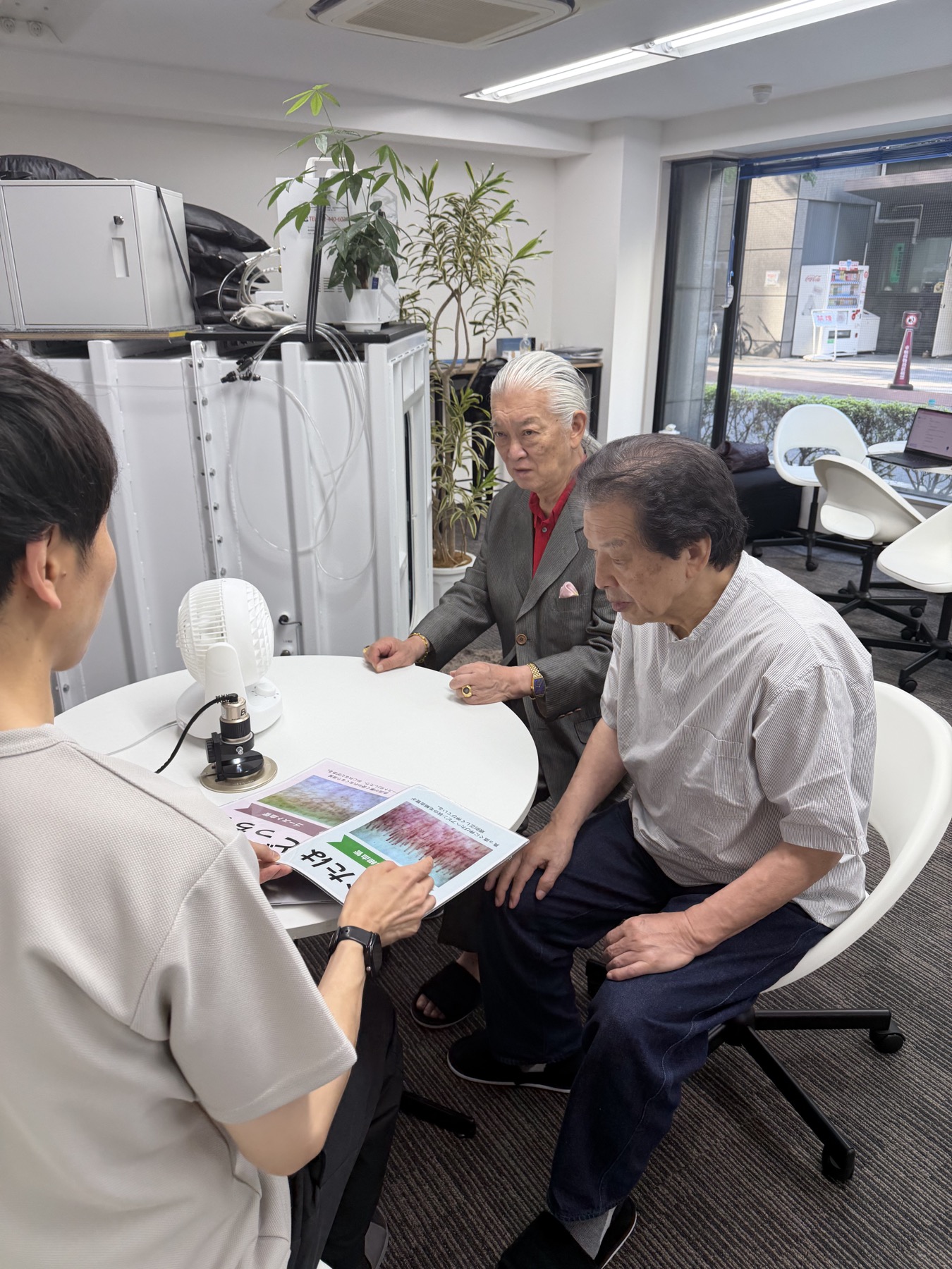 武士道と帝王学の教科書づくりに向けた意見交換の様子